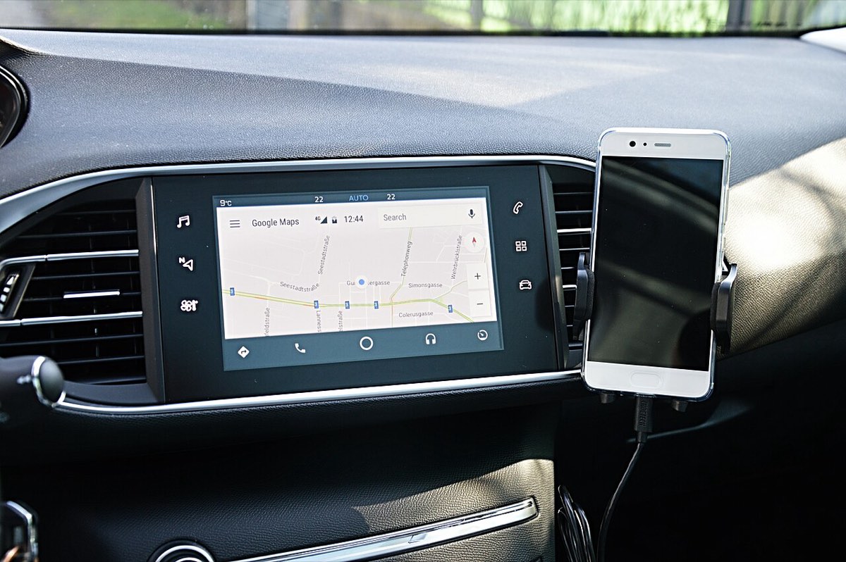 Ecrã do Android Auto no tablier de um carro