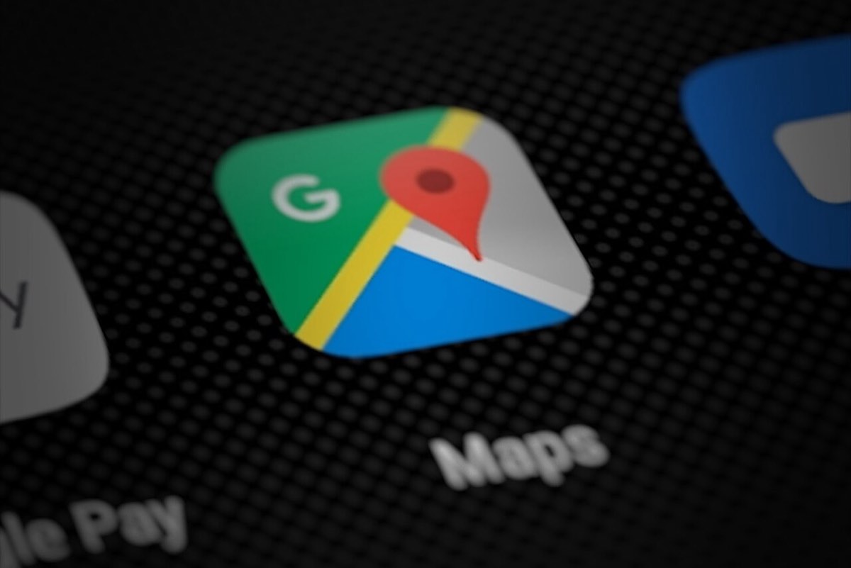 Ícone da aplicação Google Maps no ecrã de um telemóvel
