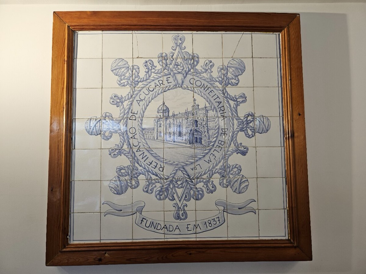 Painel de azulejos azuis e brancos da Refinação de Açúcar e Confeitaria de Belém, fundada em 1837