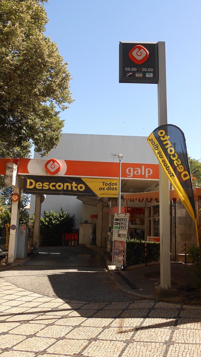 Posto de combustível da Galp no centro de Viseu, com placa de preços
