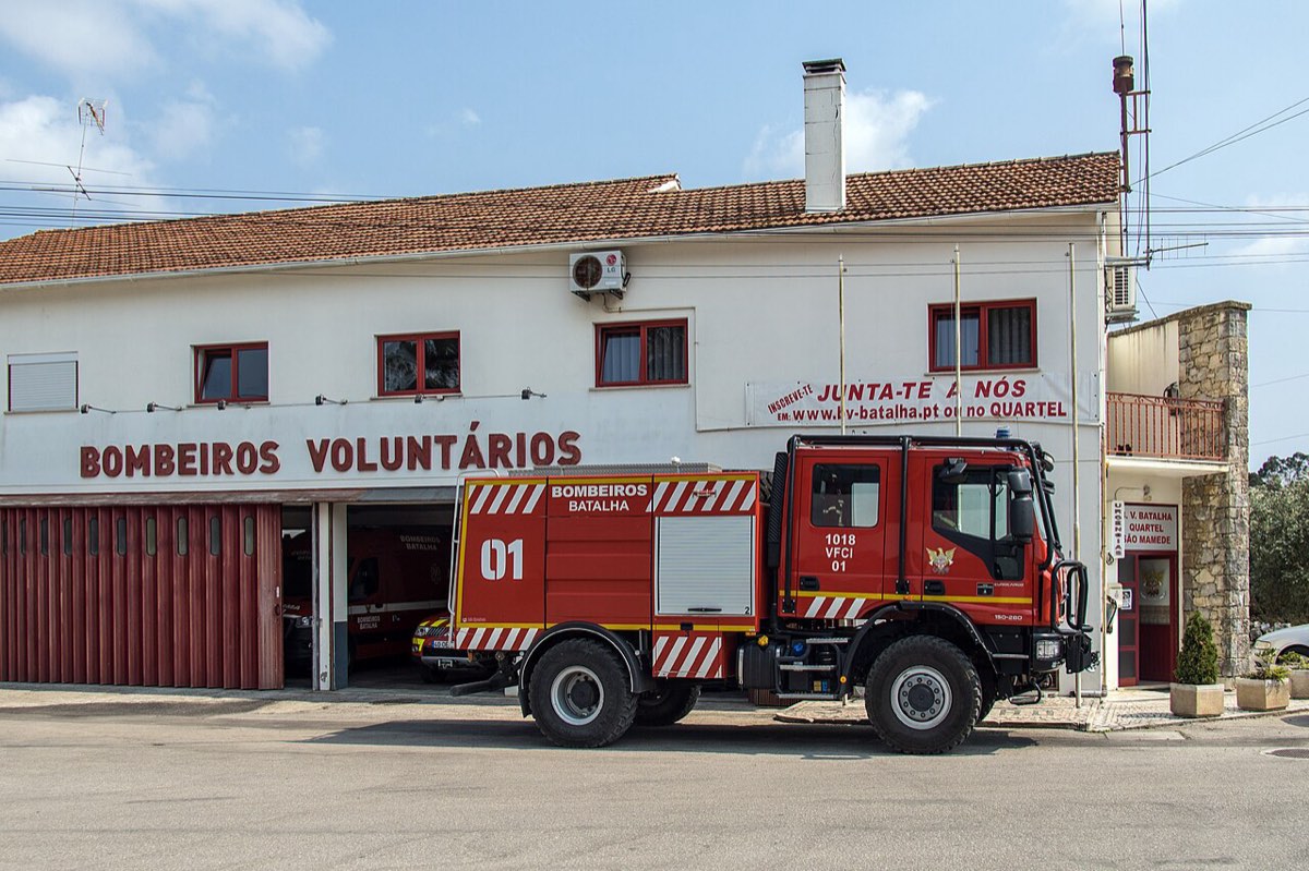 Quartel dos Bombeiros Voluntários da Batalha em São Mamede, com um camião de combate a incêndios à porta
