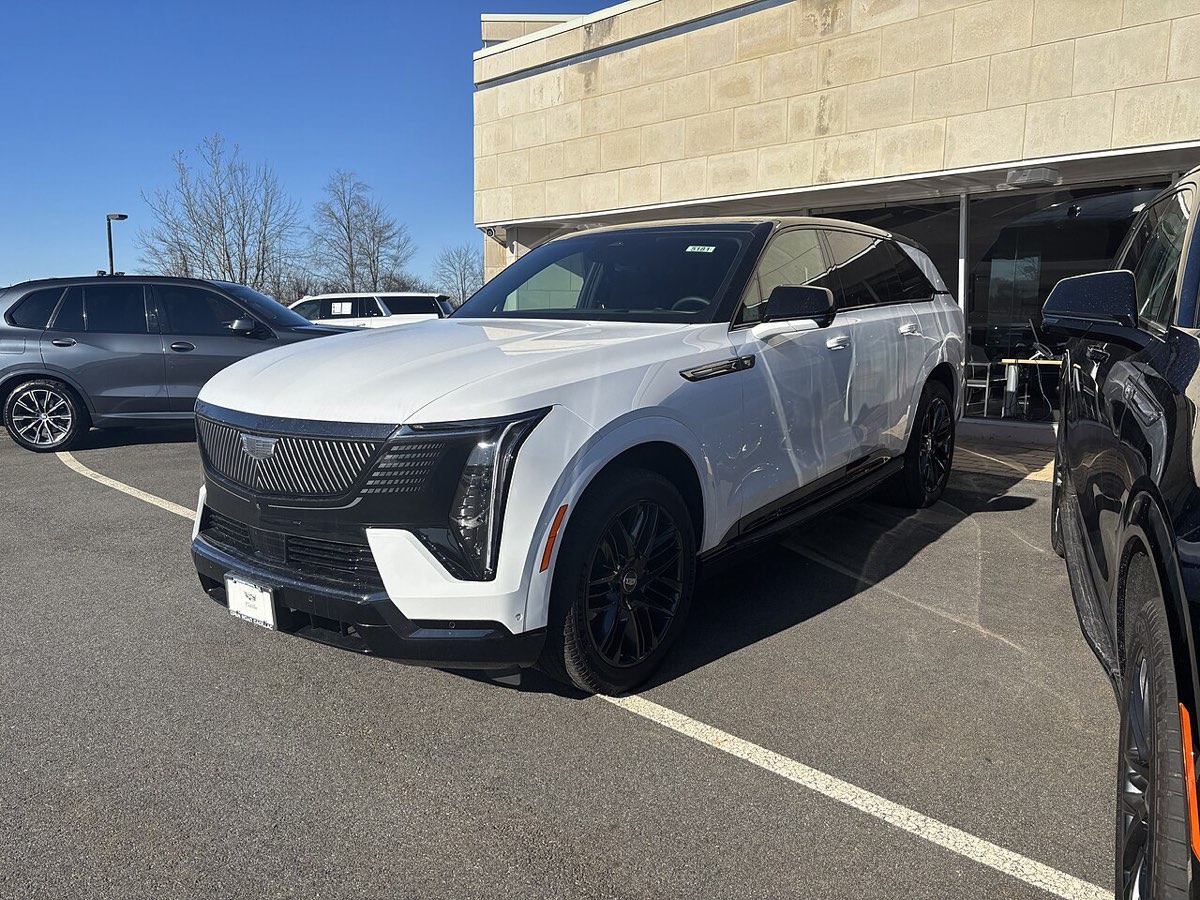 Cadillac Escalade IQ branco estacionado