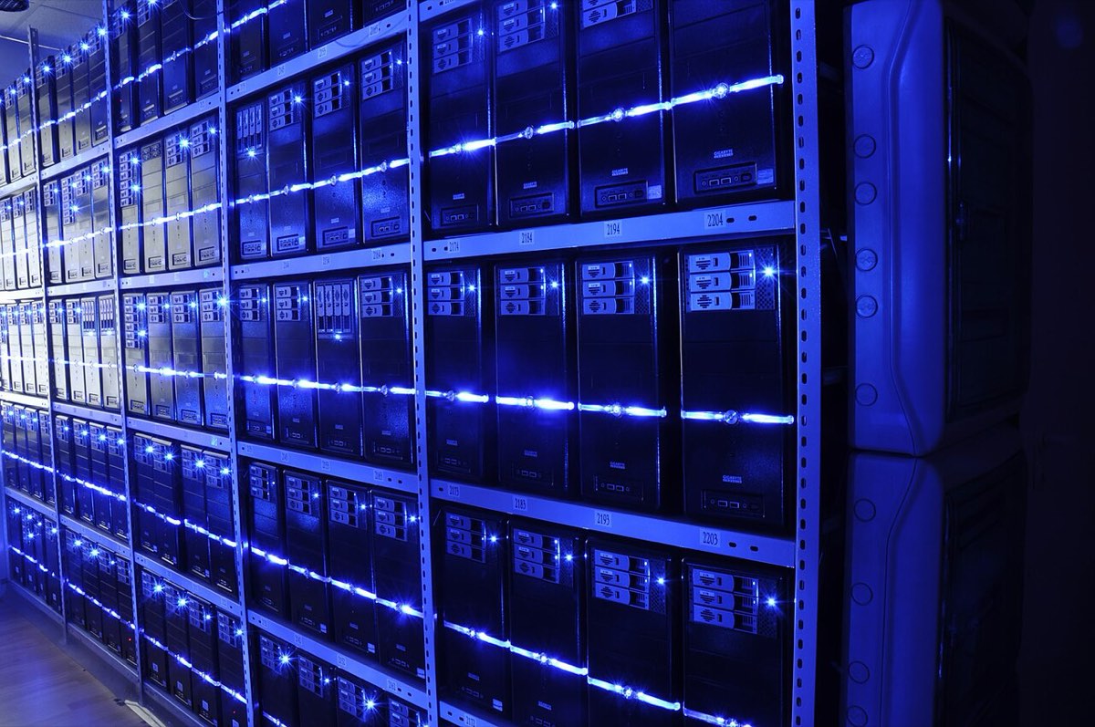 Falha no PHP põe milhões de sites em risco, a Digi admite sair de Portugal e a Stellantis leva carros sem condutor a França
