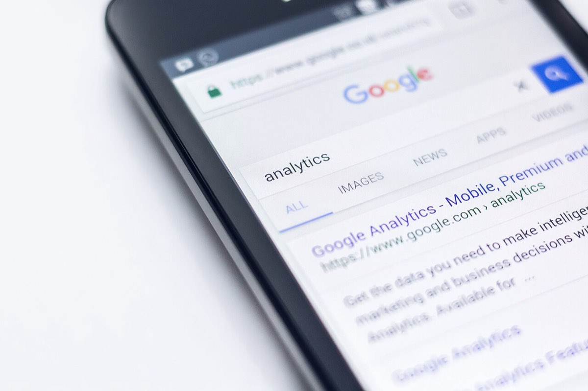 Telemóvel com o Google Analytics aberto, a mostrar gráficos de visitas a um site