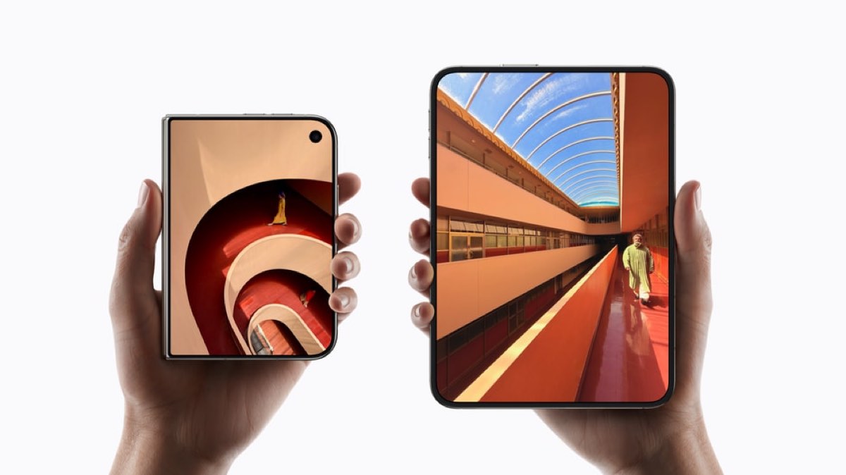 iPhone Duo fechado e aberto, nas mãos