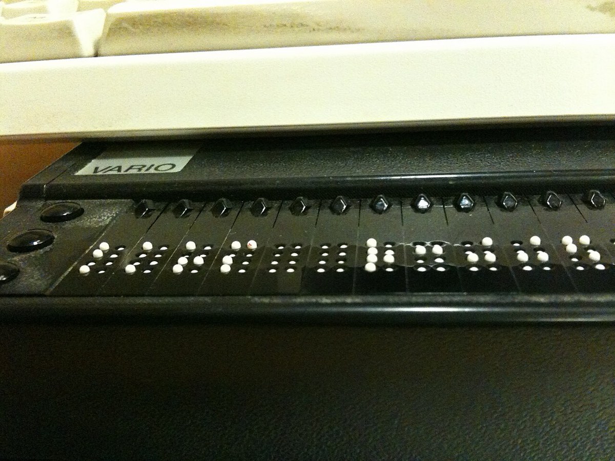 Linha braille ligada a um computador, usada por pessoas cegas para ler o ecrã