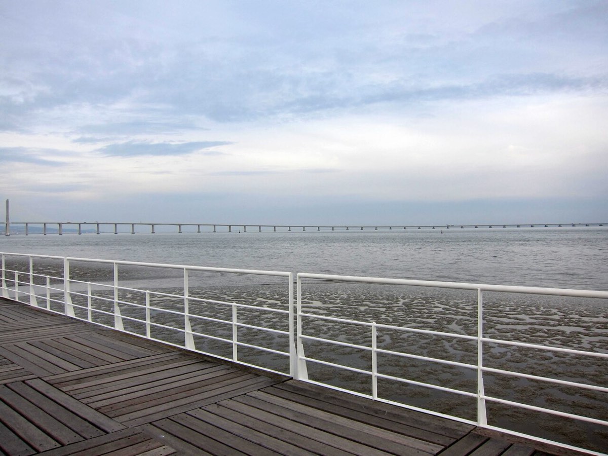 Ponte Vasco da Gama vista do passeio do Parque das Nações, em Lisboa