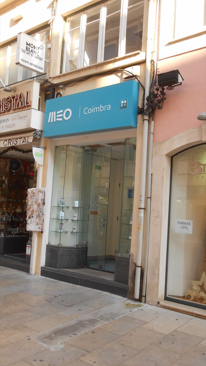 Fachada de uma loja MEO numa rua pedonal de Coimbra