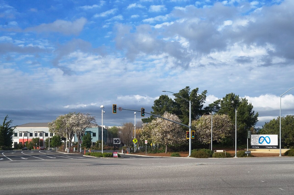 Placa com o logótipo do Meta à entrada da sede em Menlo Park, Califórnia