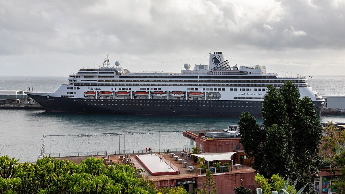 Porto do Funchal, na Madeira, com a cidade e as montanhas ao fundo