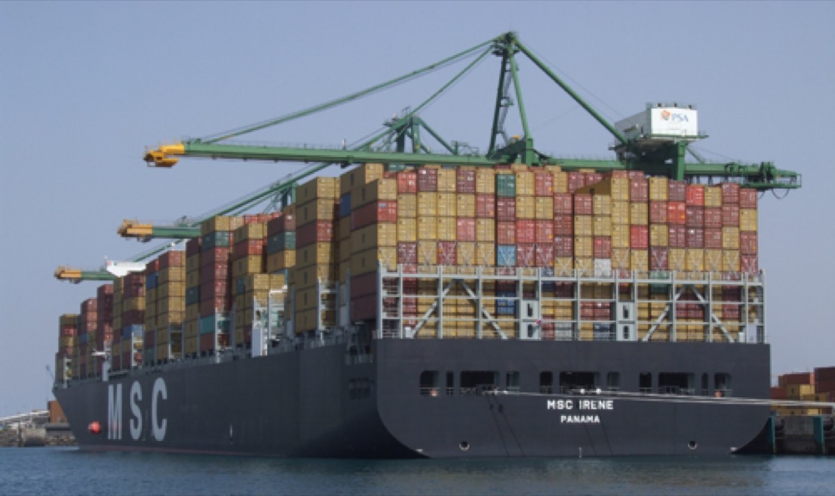 Navio porta-contentores carregado no terminal de contentores do Porto de Sines