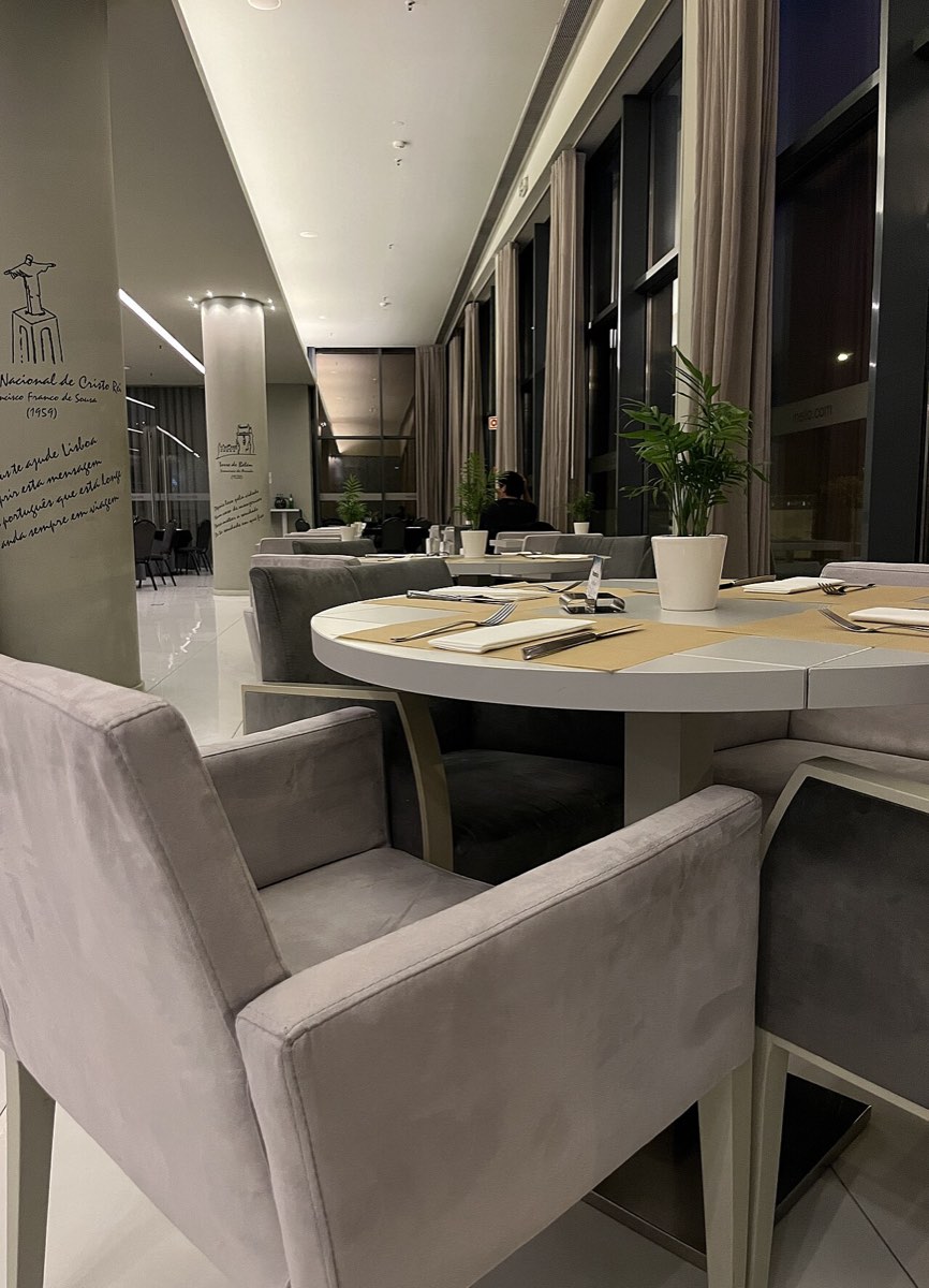 Sala de um restaurante em Lisboa com mesas postas