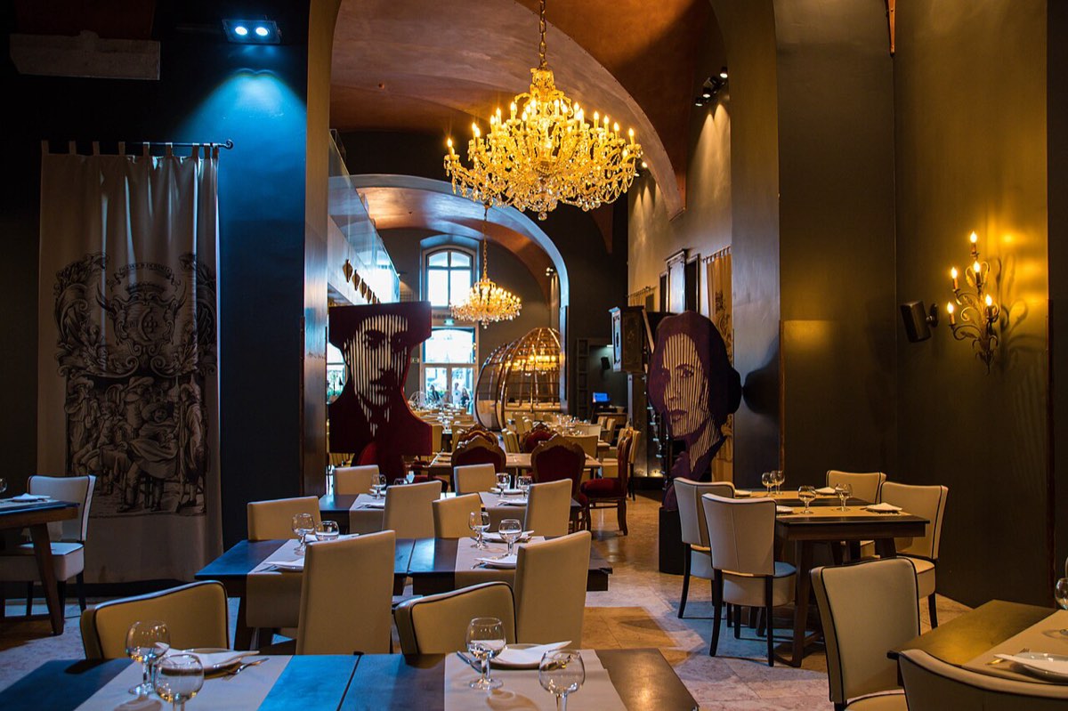 Sala de restaurante em Lisboa com mesas postas e decoração em madeira