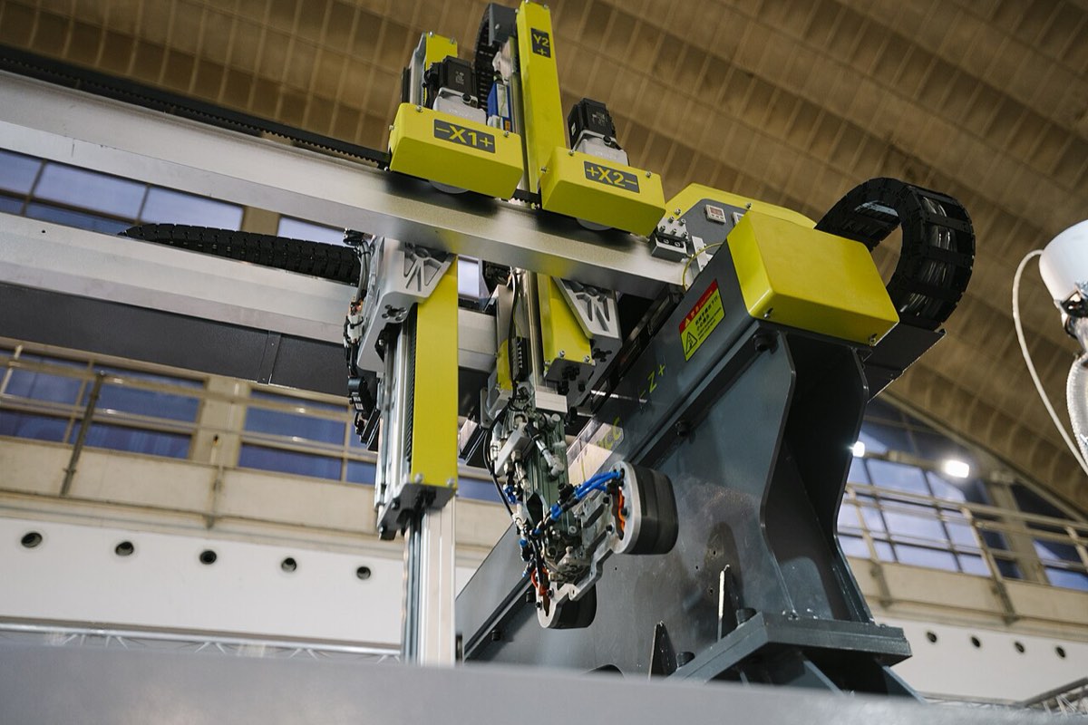 Robô industrial moderno em funcionamento numa exposição de tecnologia