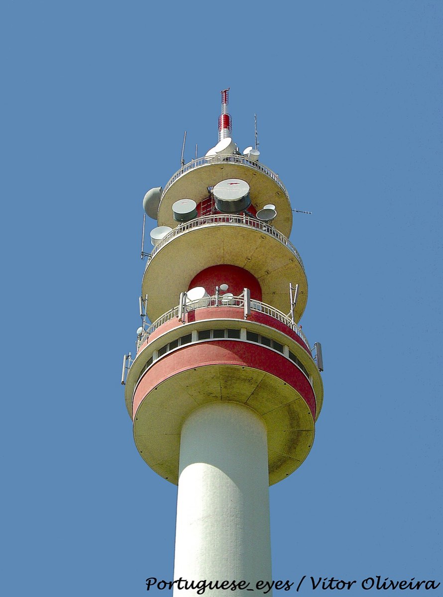 Torre de telecomunicações em Abrantes, com antenas no topo