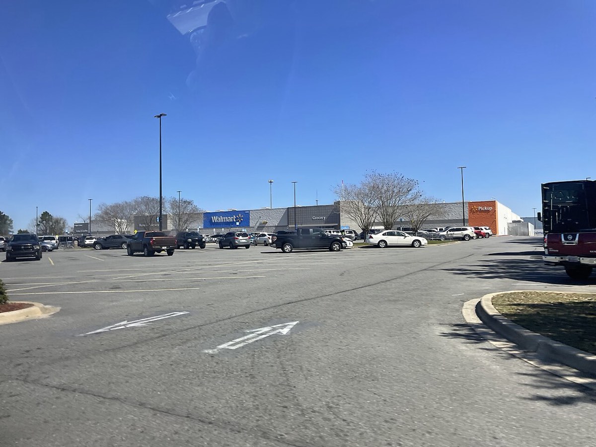 Fachada de um hipermercado Walmart Supercenter com parque de estacionamento