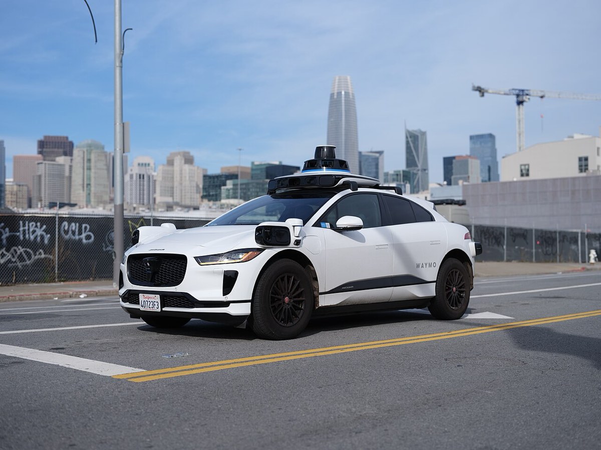 Jaguar I-PACE branco da Waymo, com sensores no tejadilho, numa rua de São Francisco