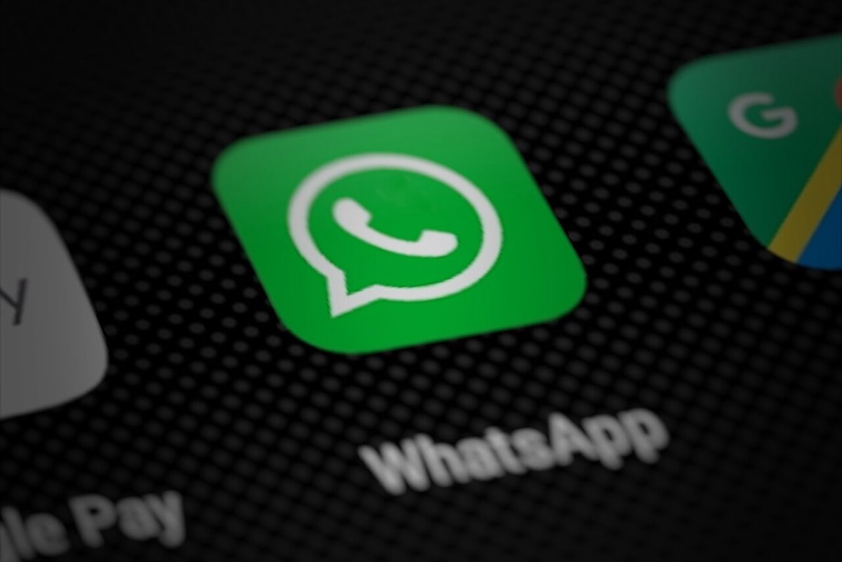 Ícone da aplicação WhatsApp no ecrã de um telemóvel